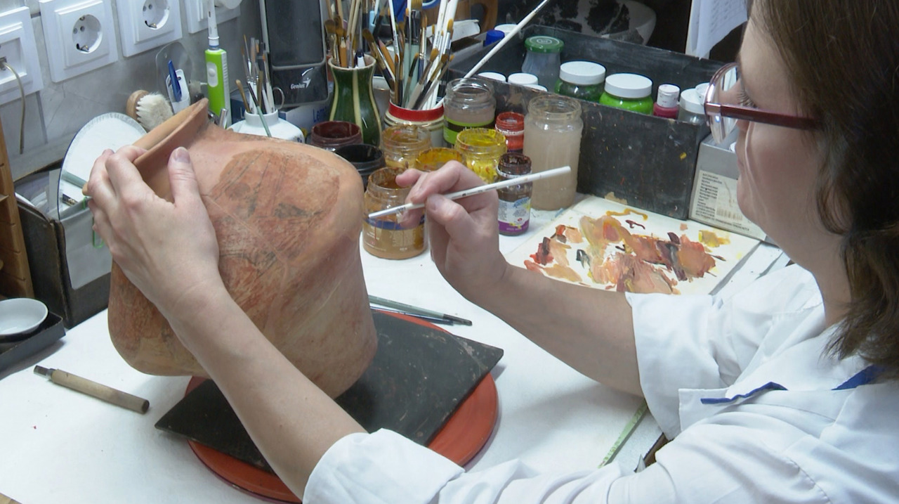 Moldovan museum conservators restore ancient Cucuteni artifacts