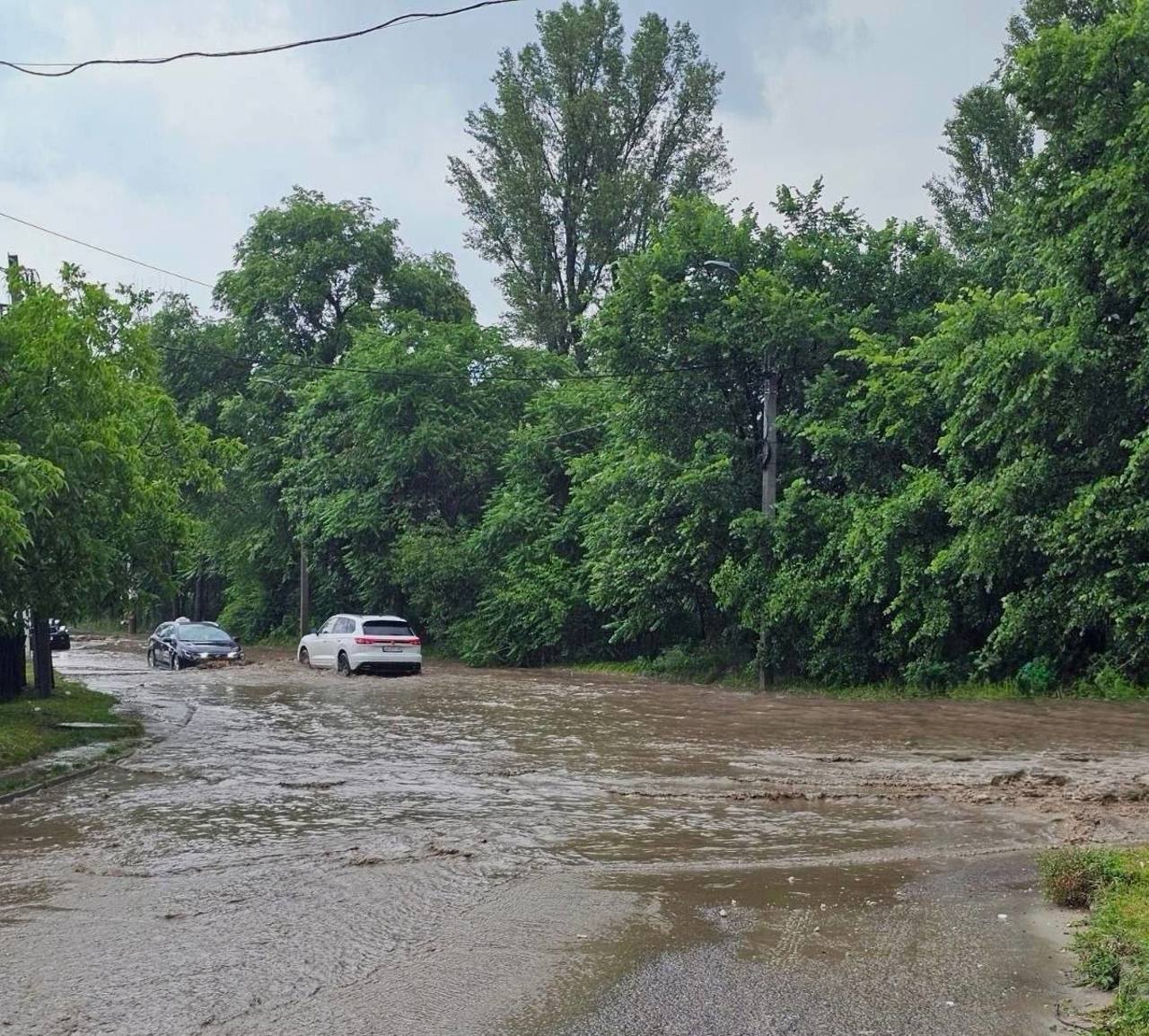 Pe șoseaua Muncești din capitală sunt acumulări de apă, se circulă cu dificultate. Șoferii, îndemnați să evite zona   