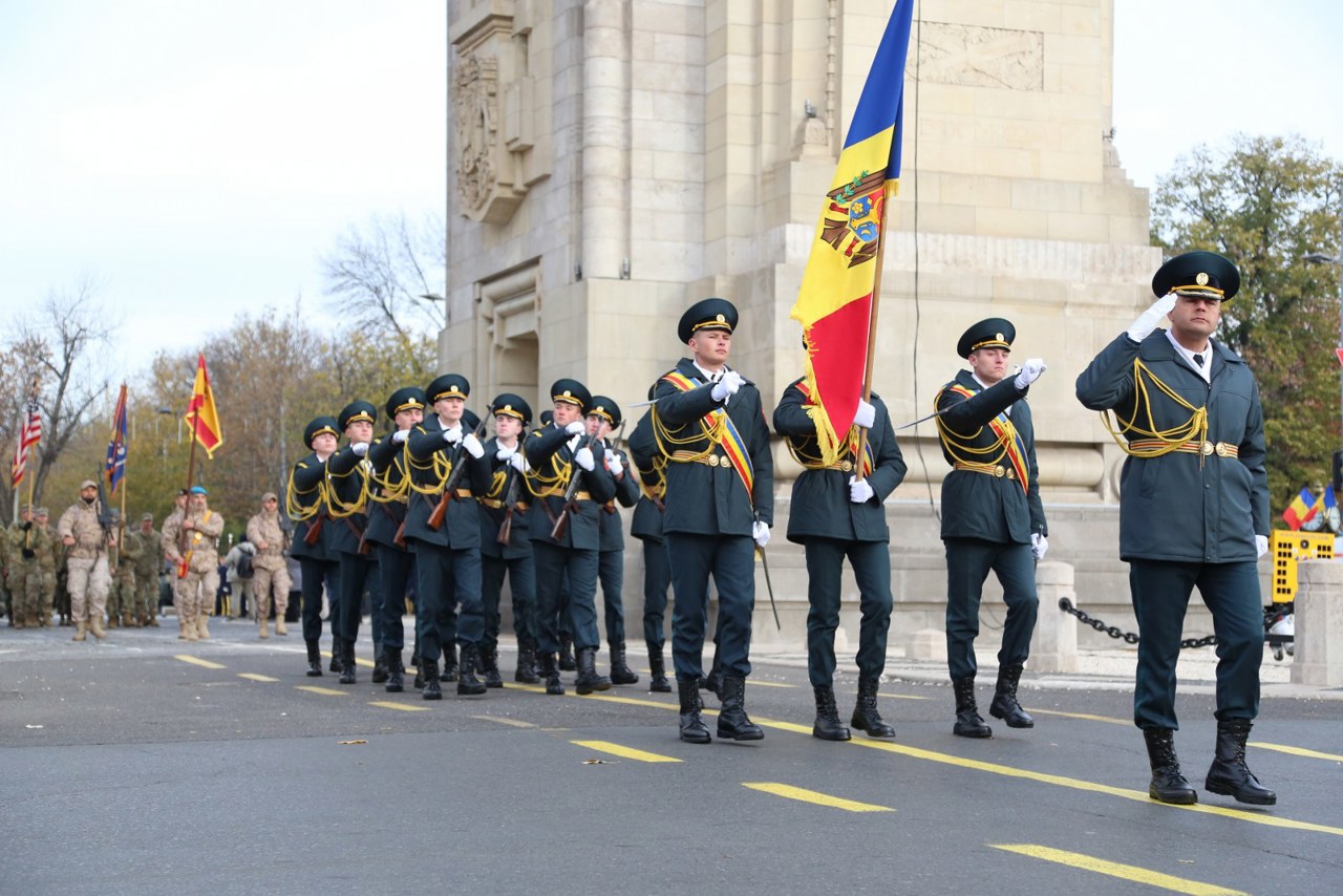 ВИДЕО// Солдаты Национальной армии приняли участие в военном параде в честь Национального дня Румынии