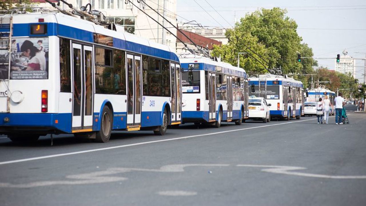 În acest weekend, troleibuzele de pe câteva rute din capitală vor circula până la 2:00