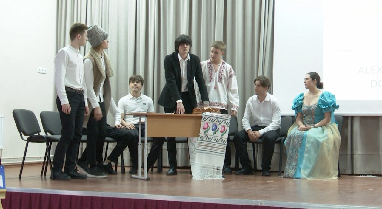 Elevii Liceului „Alexandru Ioan Cuza” din capitală au marcat 167 de ani de la Mica Unire printr-un spectacol inedit 