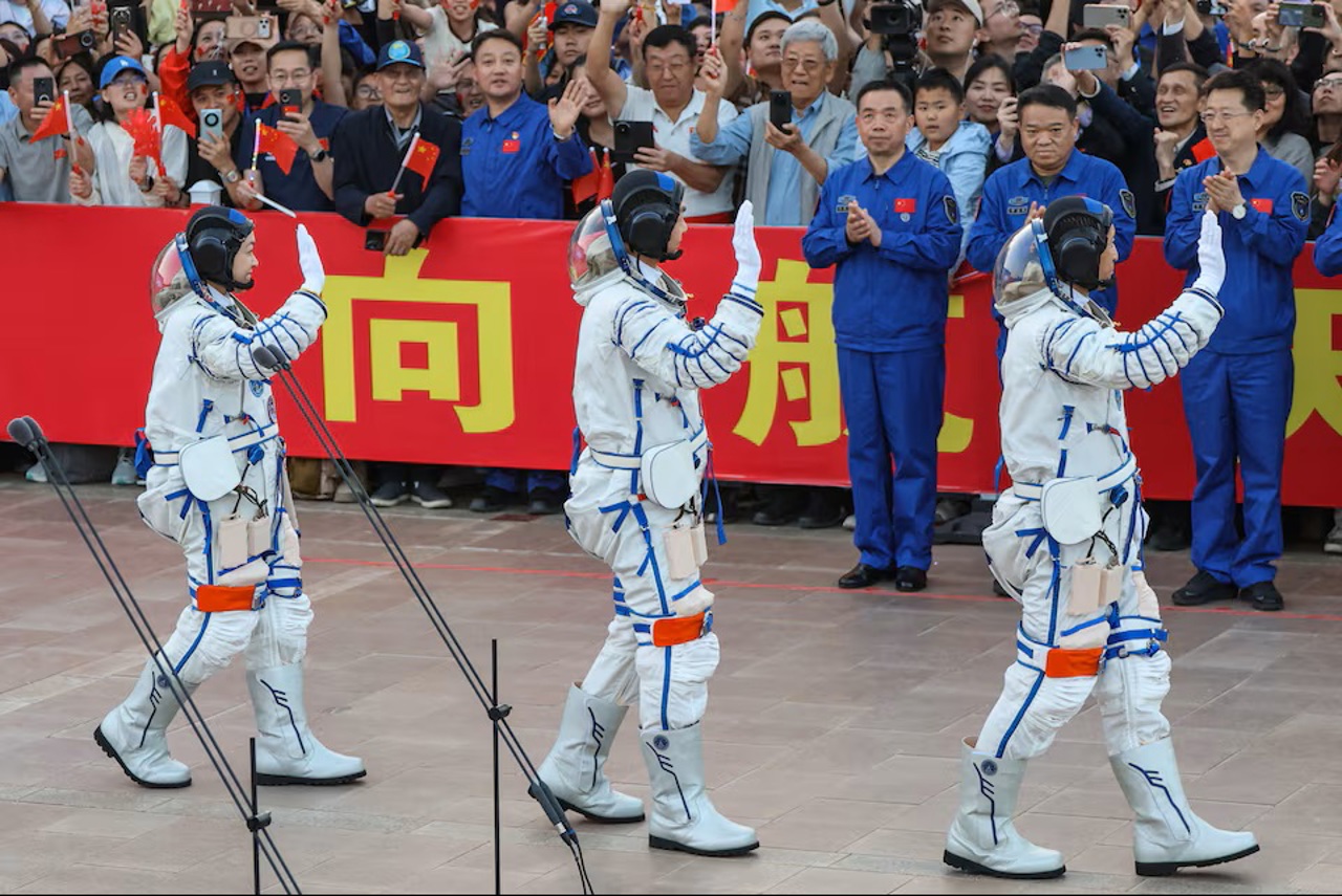 China a lansat misiunea Shenzhou-23: Un astronaut va petrece un an pe orbită pentru a pregăti aselenizarea din 2030