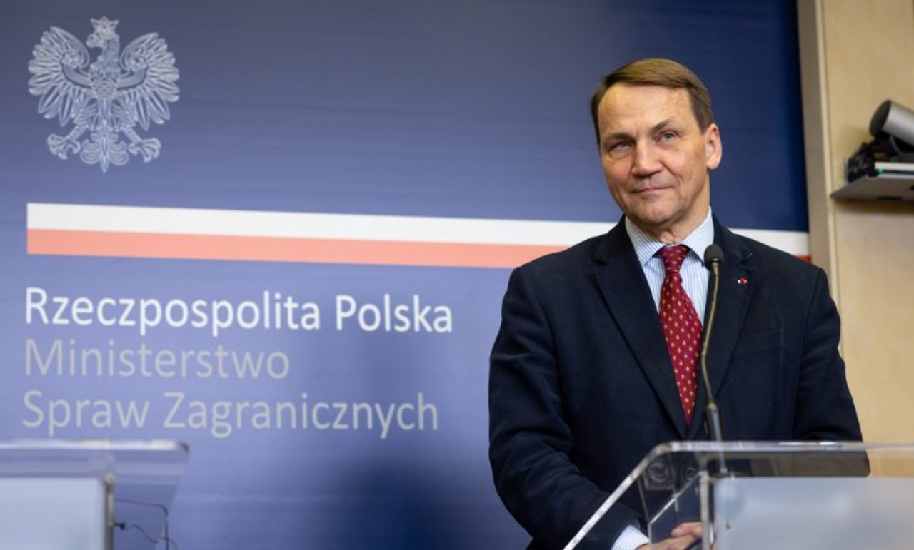 Sikorski: Arms race could topple Putin's regime