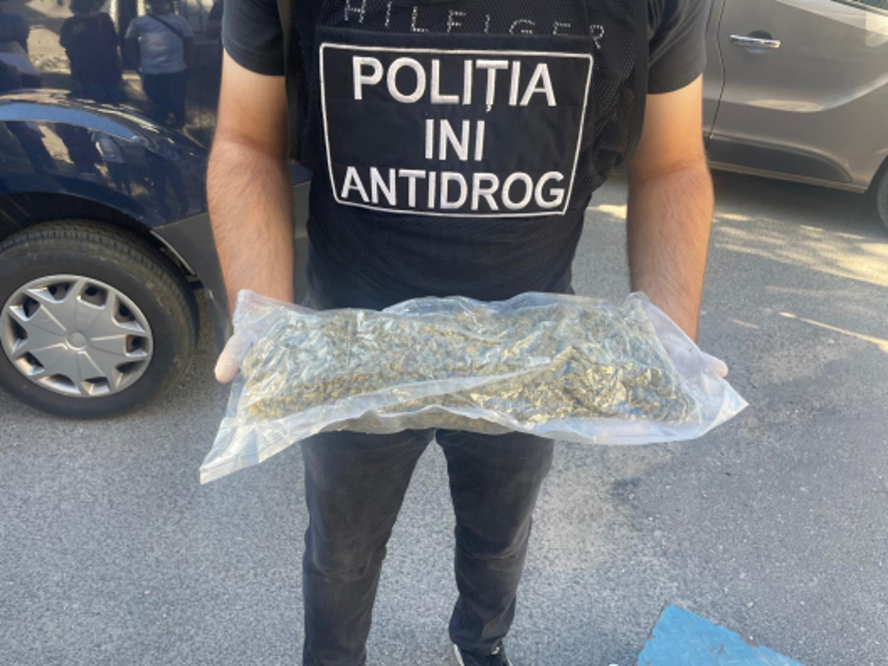 Doi minori, reținuți de oamenii legii cu droguri aduse prin contrabandă din Spania