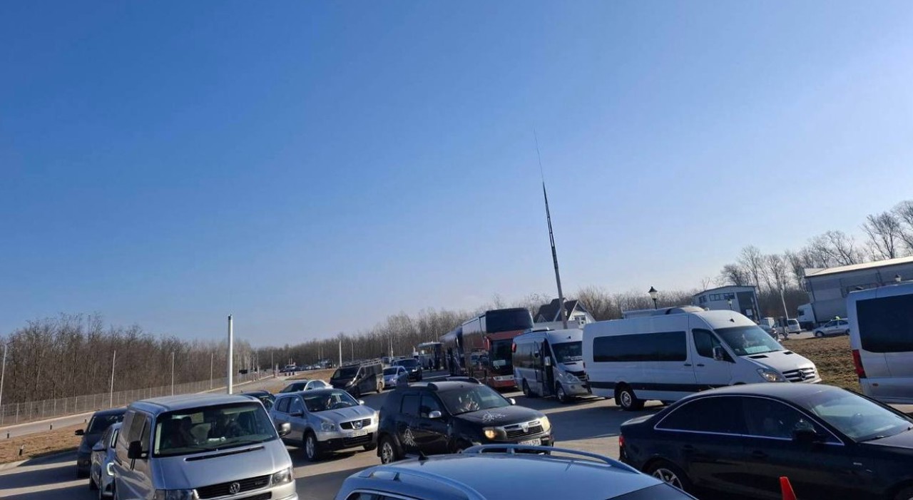 Trafic intens la punctul de trecere Sculeni, pe sensul de ieșire și intrare din R. Moldova
