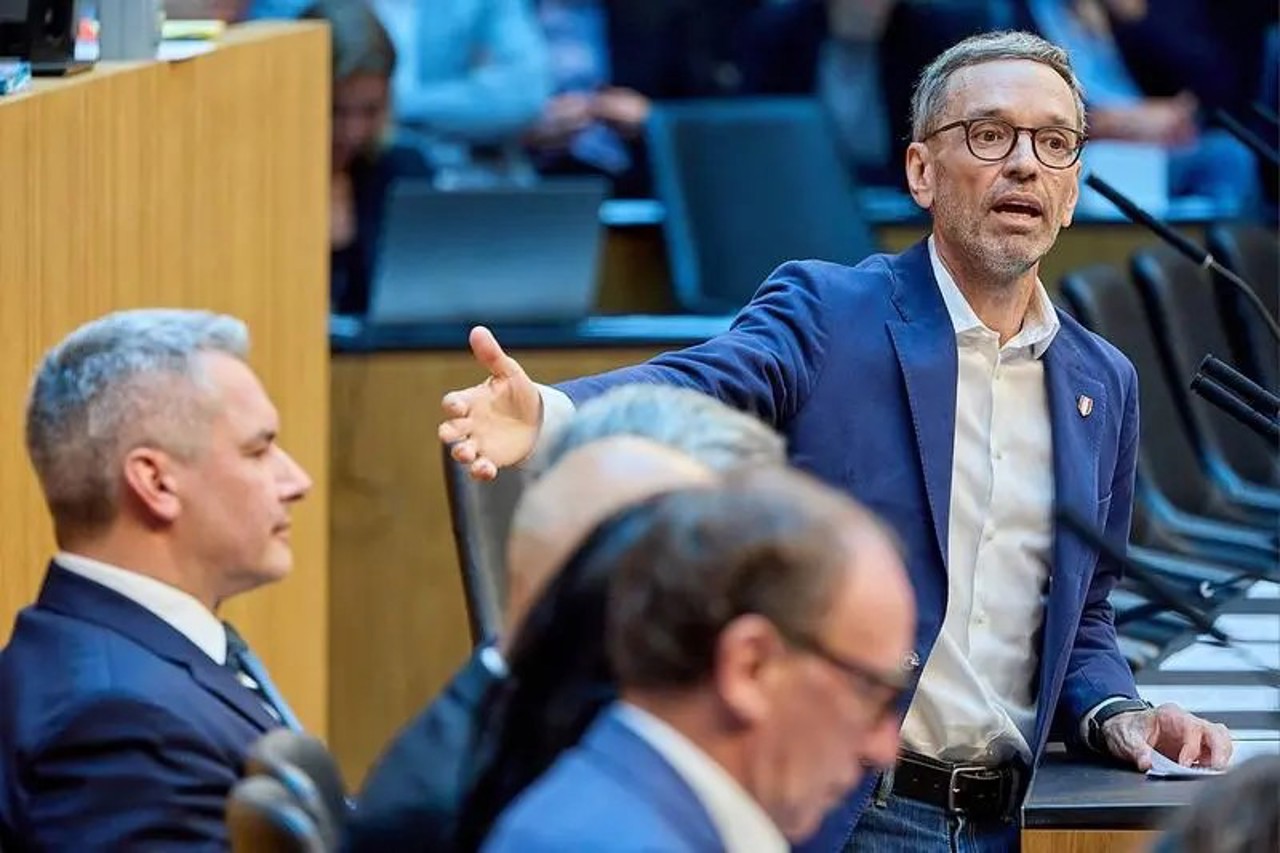 Profimedia / Herbert Kickl (dreapta), alaturi de cancelarul Karl Nehammer in parlament