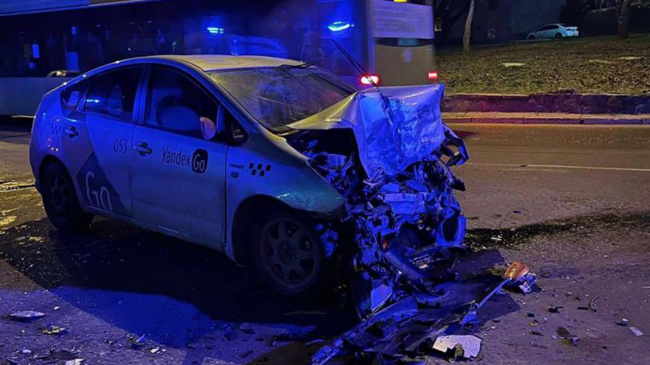 Серьёзное ДТП с участием такси в столице. В больницу поступили пять человек