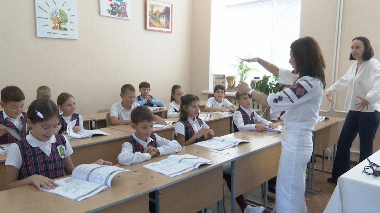 Patru ore de spaniolă pe săptămână și diplomă recunoscută în Spania. Noi oportunități pentru elevii unui liceu din Chișinău