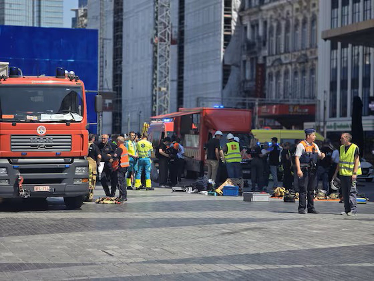 Incendiu de proporții pe un șantier din Bruxelles. Mai multe persoane au murit, altele sunt dispărute
