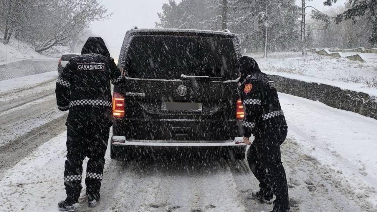 Ghețușul rămâne prezent pe drumuri: temperaturile nocturne pot coborî până la −15°C.