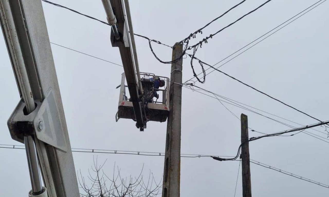 Mai multe localități au rămas fără energie electrică. Echipele de intervenție sunt în teren 