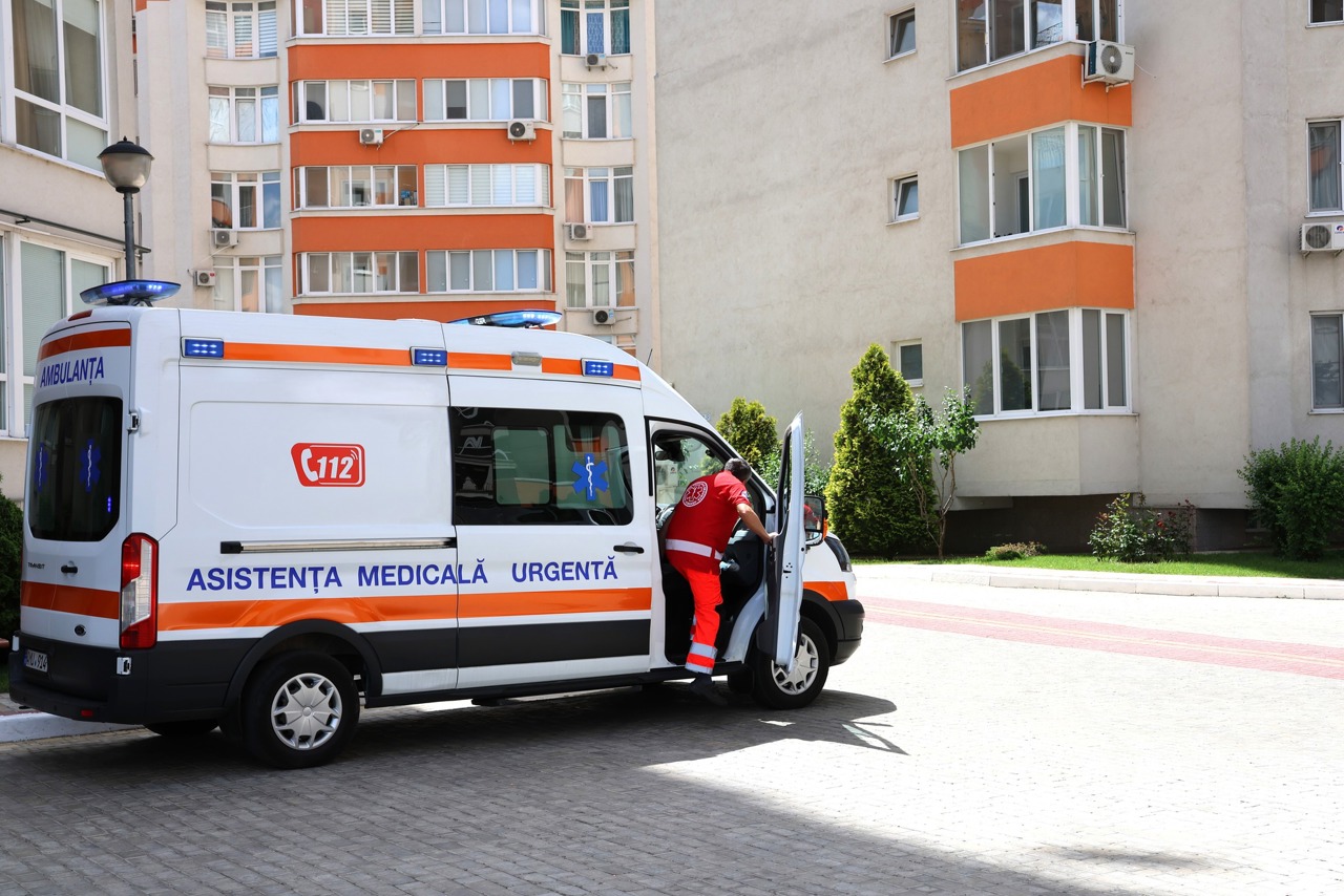 Chișinău // Un bărbat, transportat la spital după ce a căzut de la etajul 8 al unui bloc de locuit