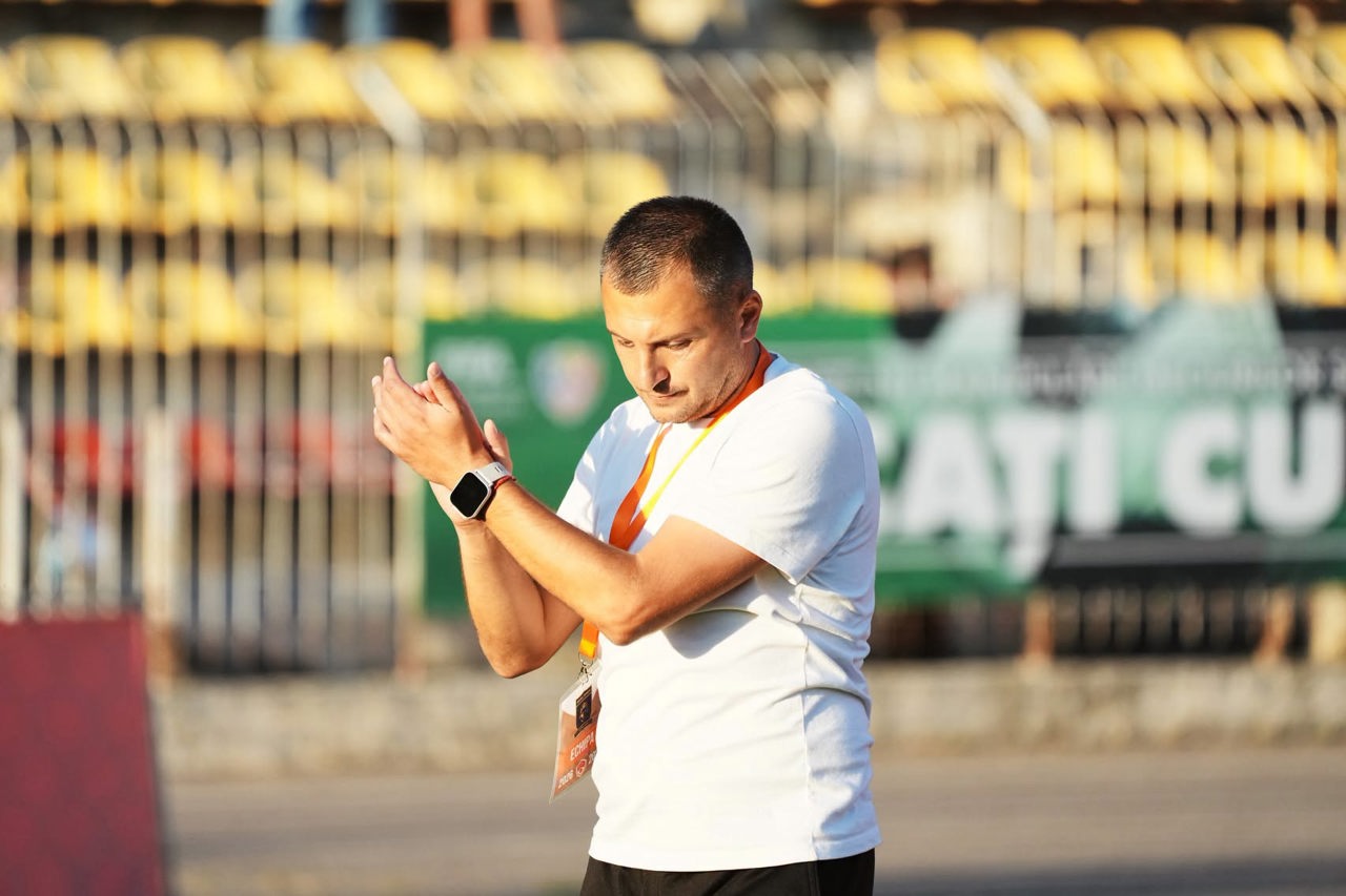 Clubul de fotbal Real Sireți a anunțat încheierea colaborării cu antrenorul Alexandru Bezimov