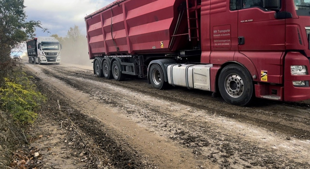 Traffic restrictions for heavy vehicles on a national road under repair