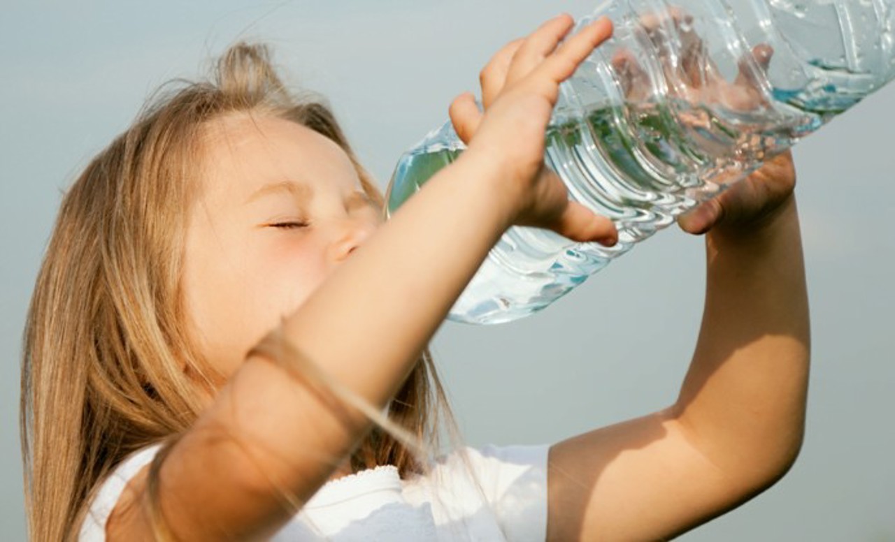 Nutriționist: Hidratați-vă și procurați produse alimentare doar din locuri autorizate, pentru a evita intoxicațiile pe timp de vară