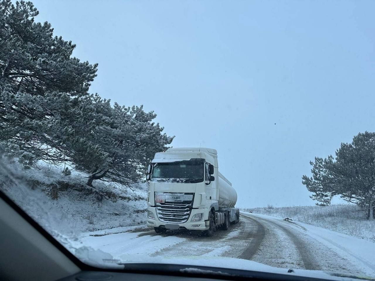 ACTUALIZARE | Ghețuș și polei pe drumurile naționale. ȘASE mijlcoale de transport de mare tonaj stopate pe M-3, raionul Chaul