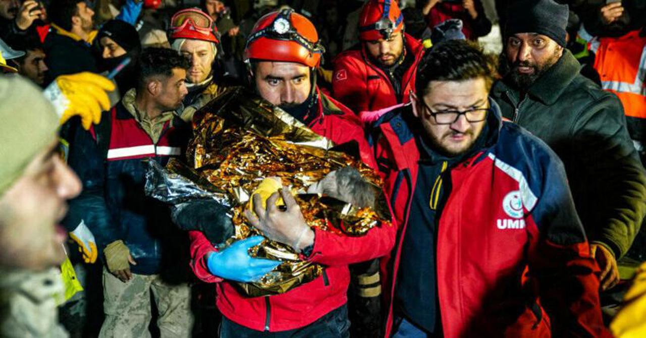 Miracole în Turcia: Un bebeluș de două luni a fost salvat de sub dărâmături, la 128 de ore de la cutremur