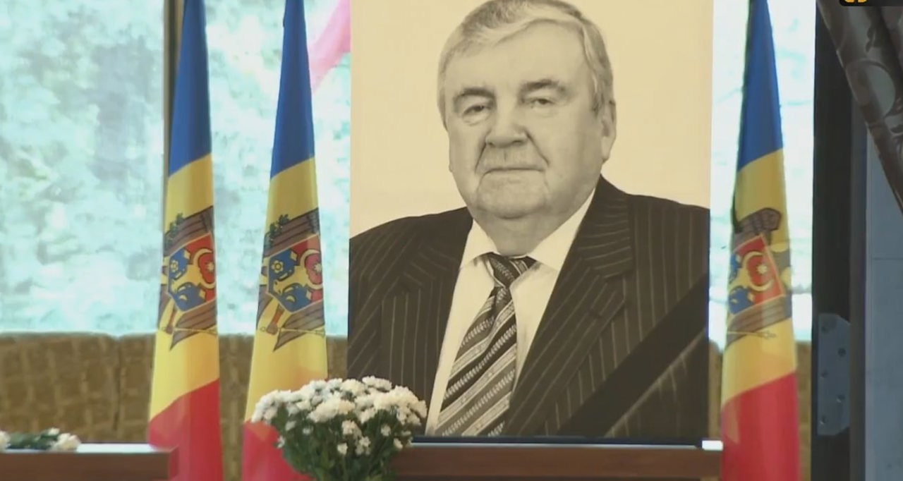 Первые лица государства и простые люди написали послания в онлайн-книге соболезнований