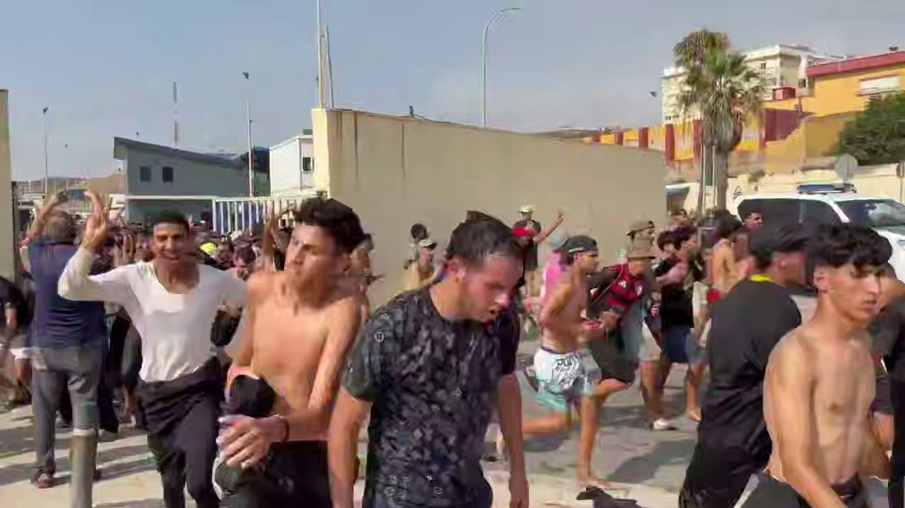 Criza din Ceuta: Spania încearcă să evacueze mii de migranți rămași pe plaje