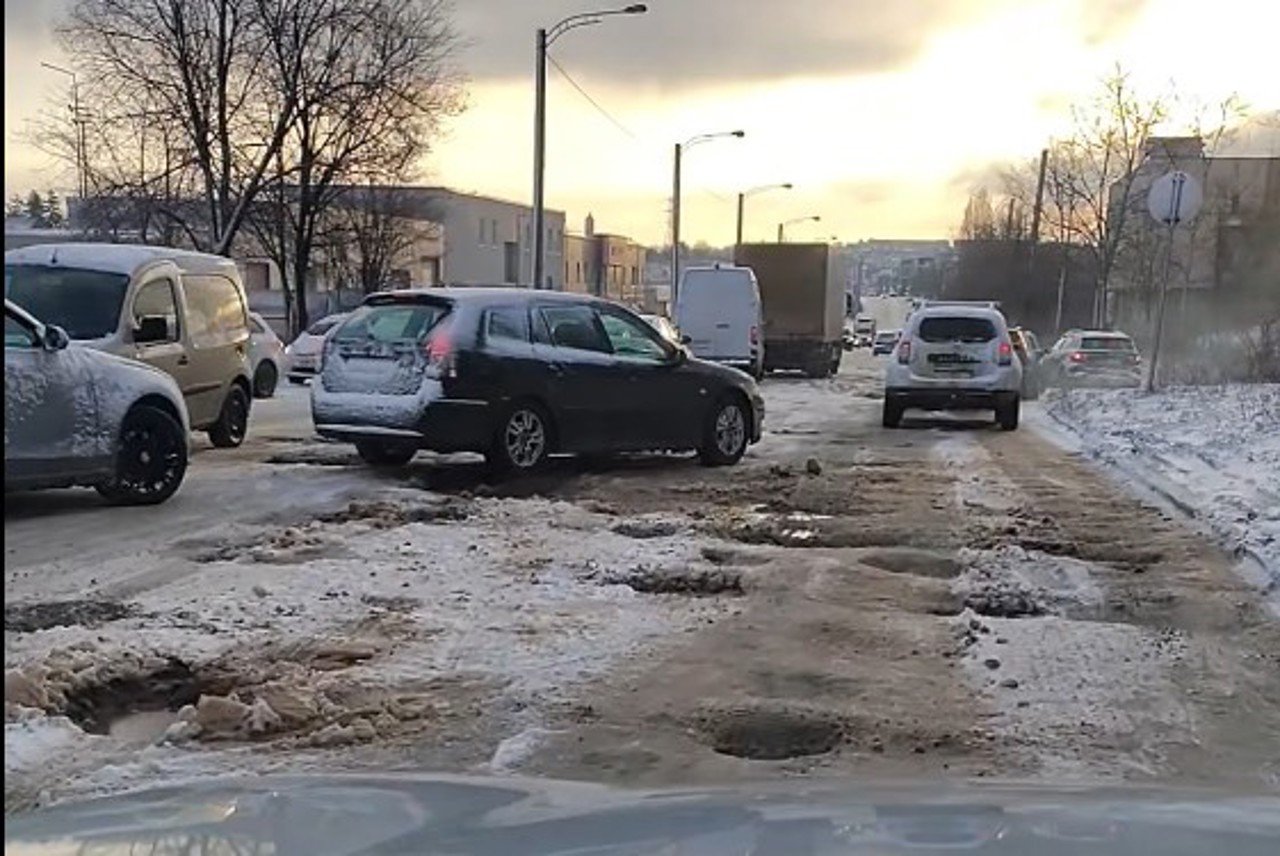 Gropile de pe drumurile din capitală, astupate atunci când vor permite condițiile meteo, susțin autoritățile locale