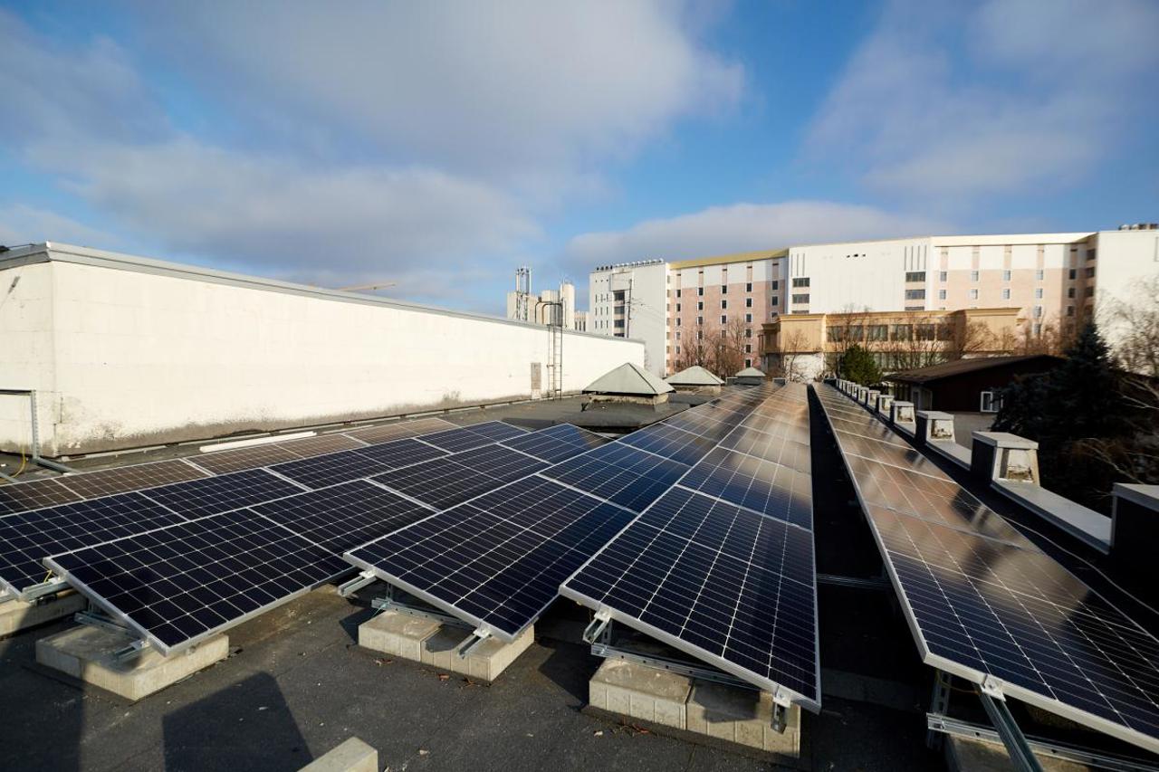 Panourile fotovoltaice și bateriile de stocare vor putea fi instalate mai ușor. Parlamentul simplifică procedurile