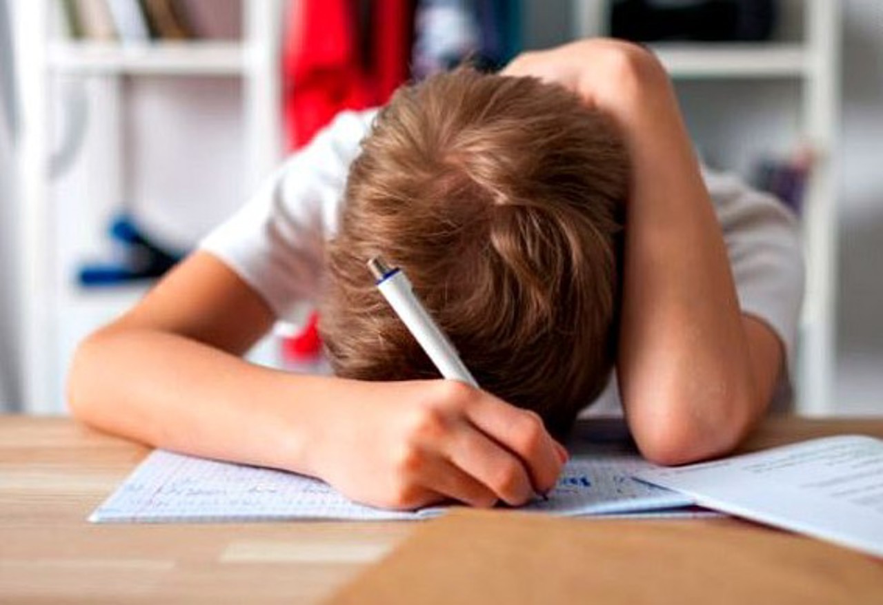 Implicarea părinților în realizarea temelor pentru acasă: unde se oprește ajutorul adultului și începe responsabilitatea copilului  