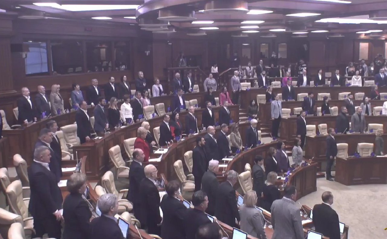 Minut de reculegere în Parlament în memoria victimelor războiului din Afganistan. Grosu: „Vă mulțumim pentru curajul de care ați dat dovadă”