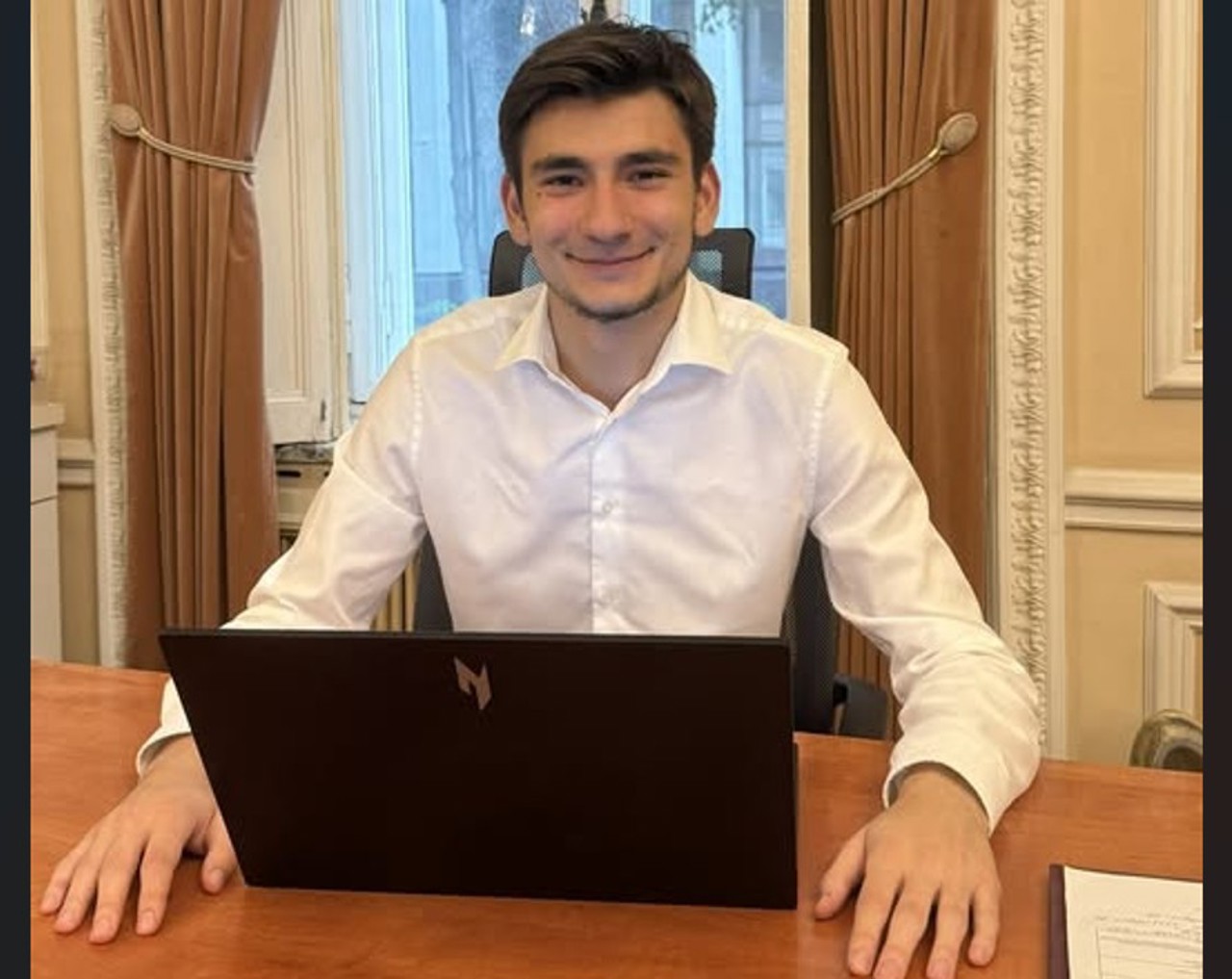 La doar 18 ani, într-un post la Ministerul Culturii și cu un salariu de zeci de mii de lei. Contractul unui tânăr angajat, reziliat