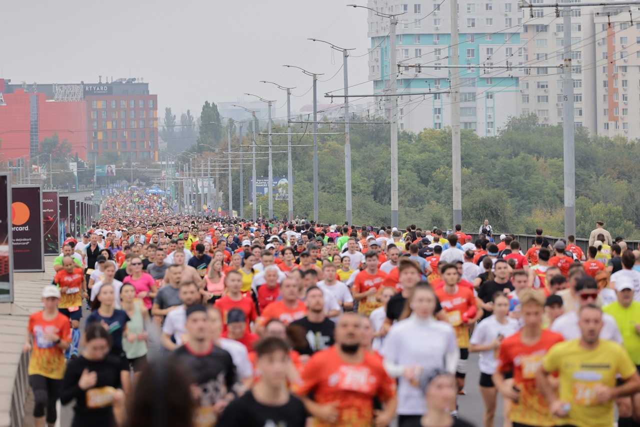 Au transformat capitala în pistă de alergare: mii de oameni au participat la Maratonul Internațional Chișinău 2024