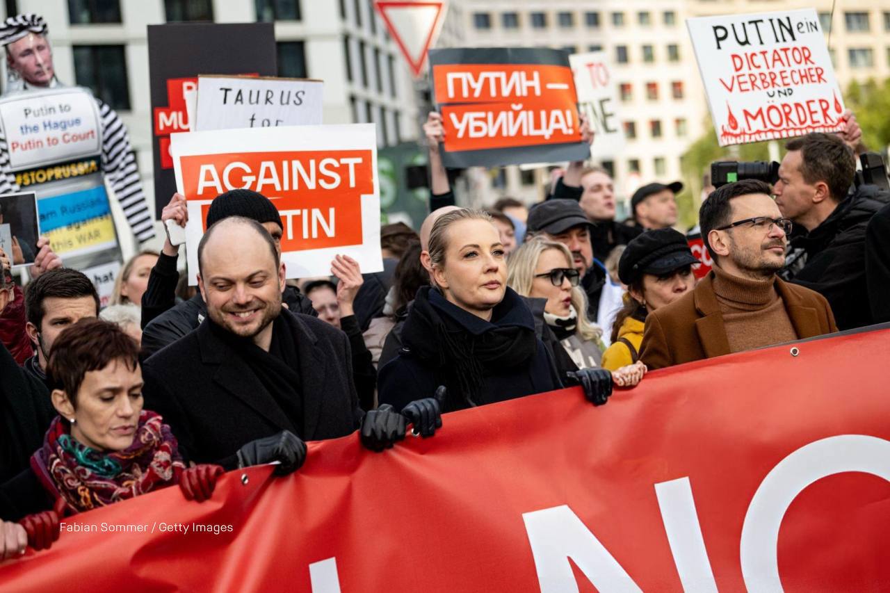 Антивоенный марш в Берлине: "Спасибо за то, что вышли и показали, что Путин — это не Россия!"