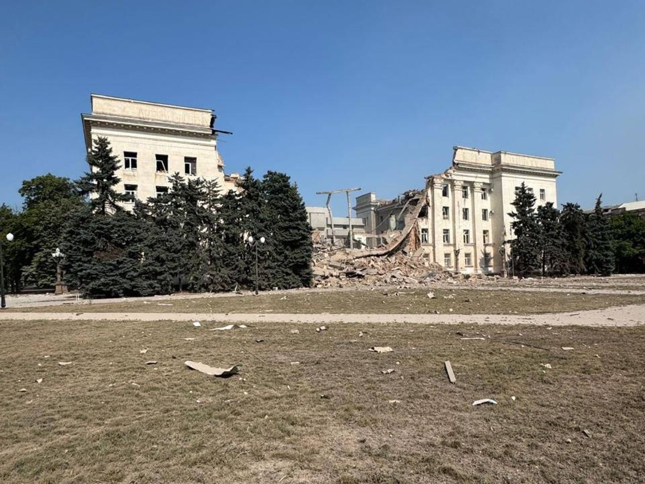 Россия второй раз за день ударила по Херсонской обладминистрации. Здание разрушено