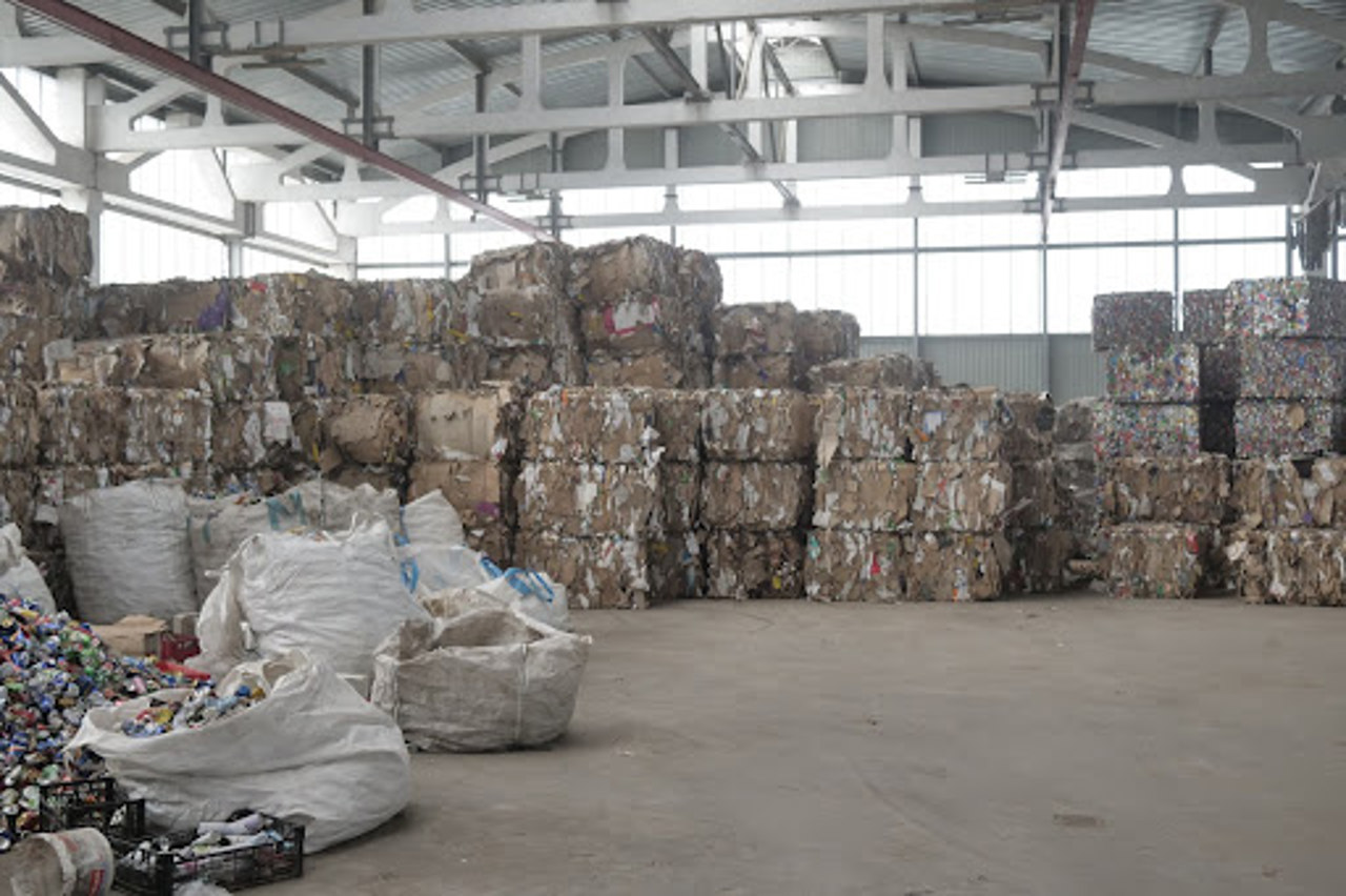 Locuitorii de la Sângera, nemulțumiți de activitatea unui centru de sortare a deșeurilor: Neregulile depistate de autorități