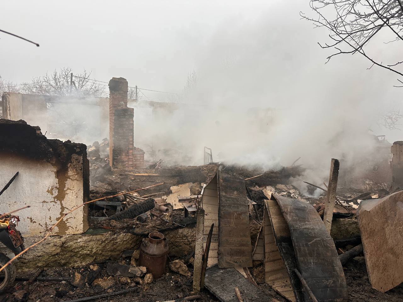 Пожар в Яловенском районе: дом сгорел, пожарные машины застряли на скользкой дороге