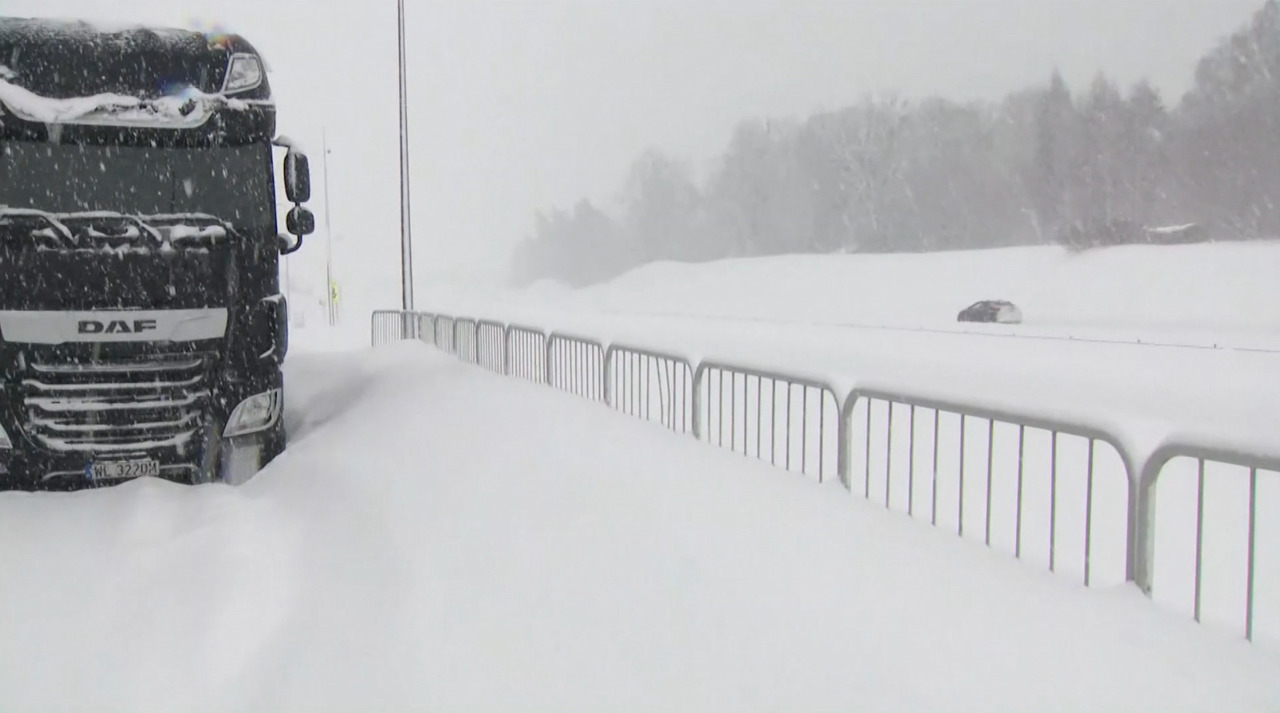 Ninsori record în Polonia: trafic blocat, zboruri anulate și trenuri întârziate