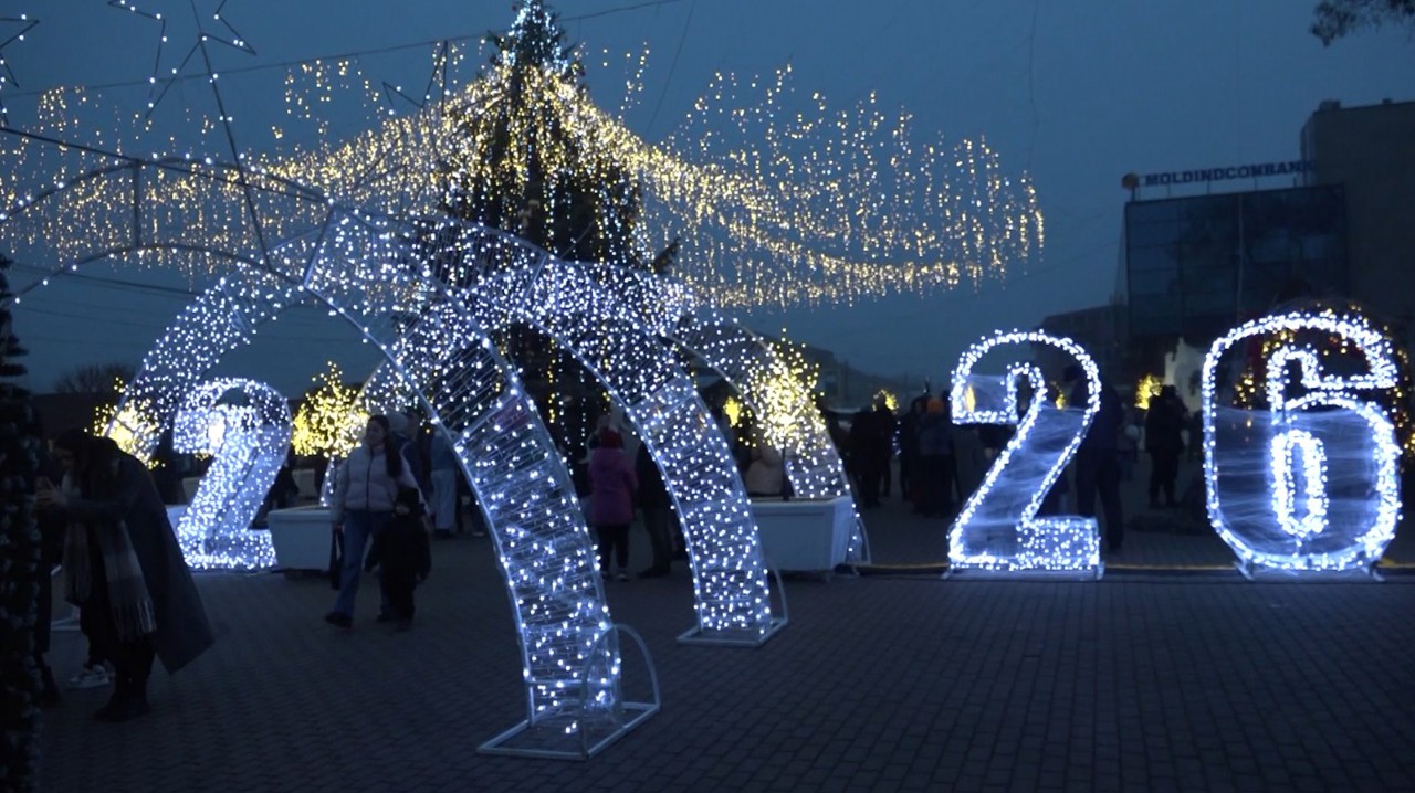 Brad natural de 17 metri la Comrat: ce puteți găsi în orășelul de Crăciun din inima Găgăuziei