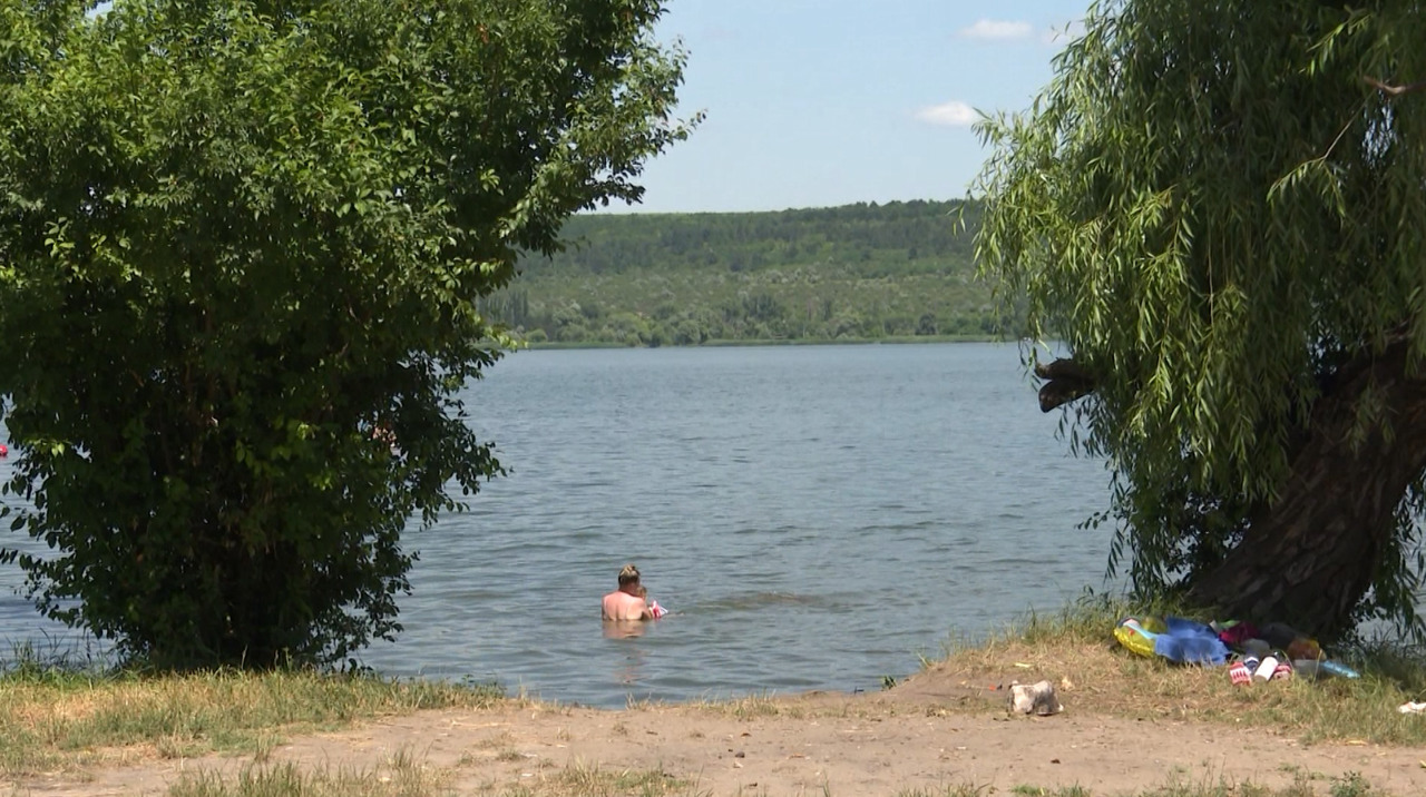 Canicula umple plaja de la Ghidighici, în pofida avertismentelor privind riscurile pentru sănătate