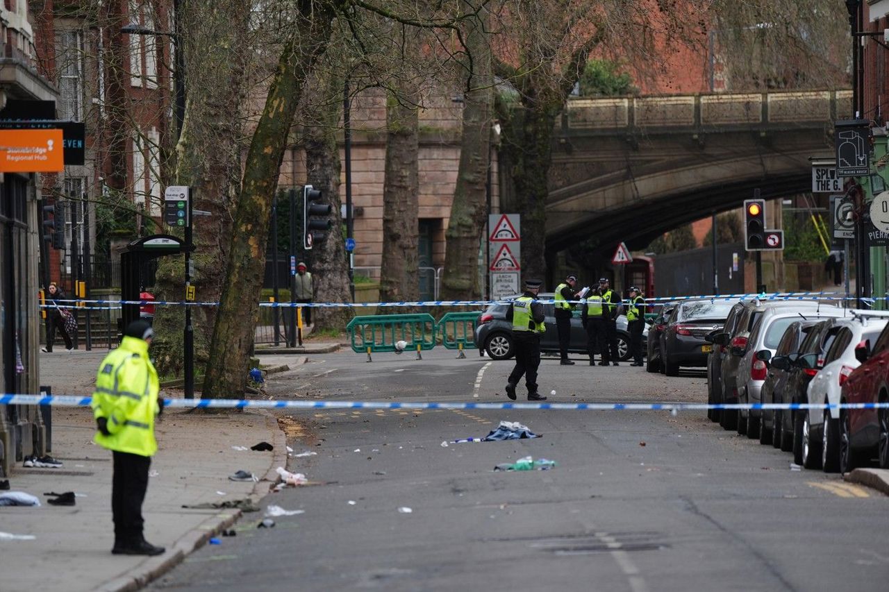 Un bărbat, arestat după ce a lovit cu mașina mai mulți pietoni în Marea Britanie