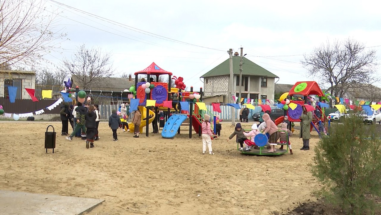 Un parc modern, amenajat în comuna Ruseștii Noi. Localnici: „Este bine și e util pentru copii” 