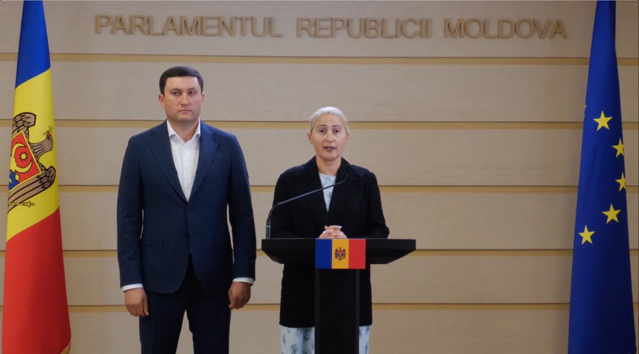 Socialiștii cer câte 1.000 de lei pentru elevi. PAS: „Măsură populistă”