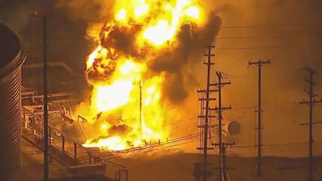 Incendiu uriaș în SUA, la una dintre cele mai mari rafinării. Flăcări vizibile de la distanțe de kilometri