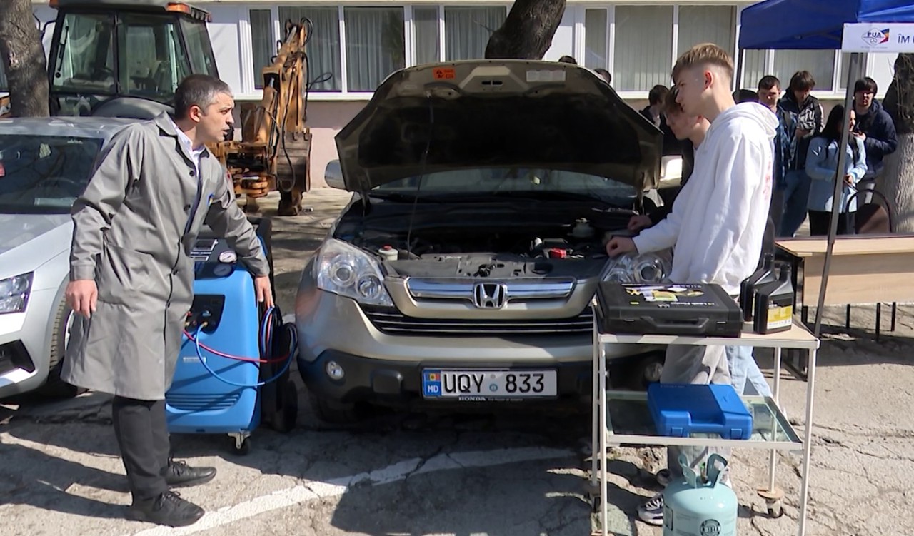 Elevii au descoperit oportunități de studiu și muncă la Centrul de Excelență în Transporturi 