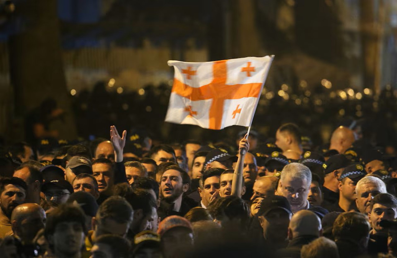 Reuters / Persoane participă la un protest împotriva unui proiect de lege privind „agenții străini” în Tbilisi, Georgia, 16 aprilie 2024