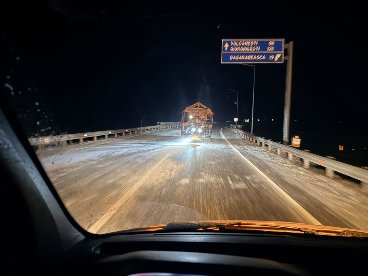 Se circulă în condiții dificile pe mai multe drumuri din țară: Polei și rafale de vânt