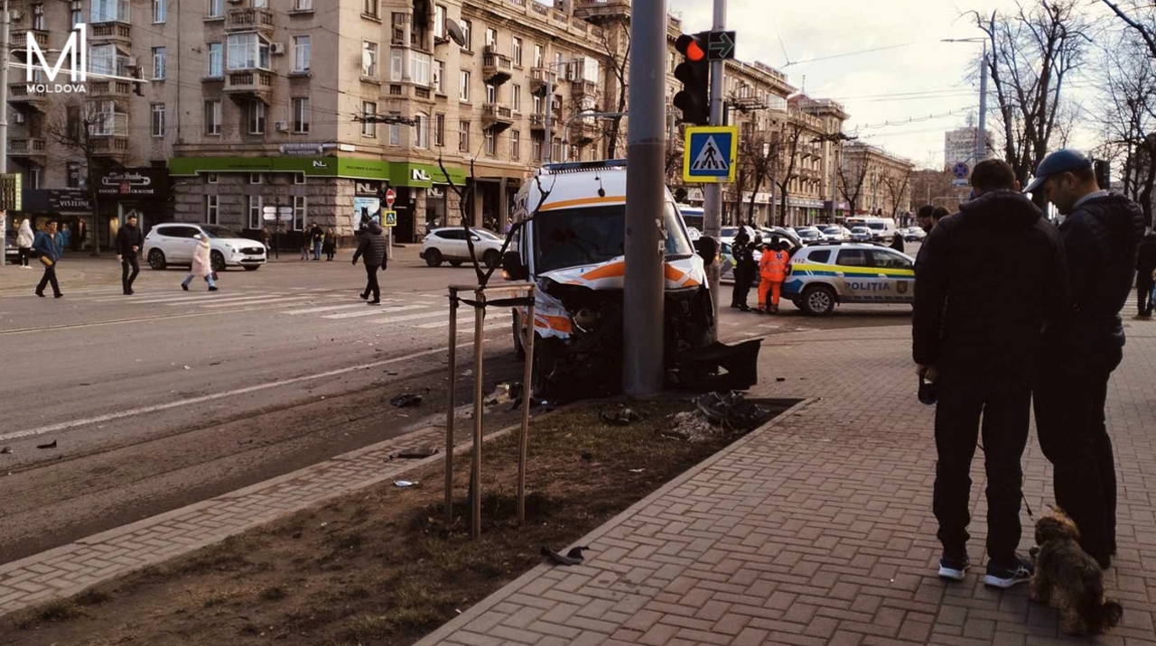 Фото: Серьезное ДТП с участием машины скорой помощи в центре столицы. Четыре  человека доставлены в больницу