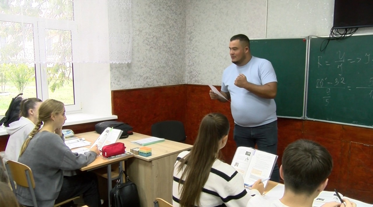 Un profesor de fizică parcurge zilnic 30 de kilometri pentru a preda în cinci sate: „De obicei, mă trezesc la ora 06.00”
