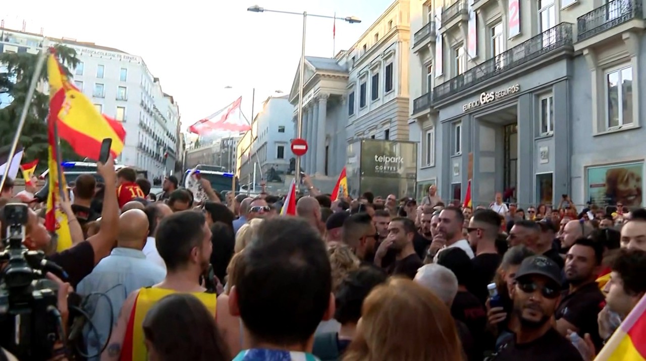 Zeci de mii de spanioli au protestat în peste 200 de orașe împotriva presiunii migratorii 