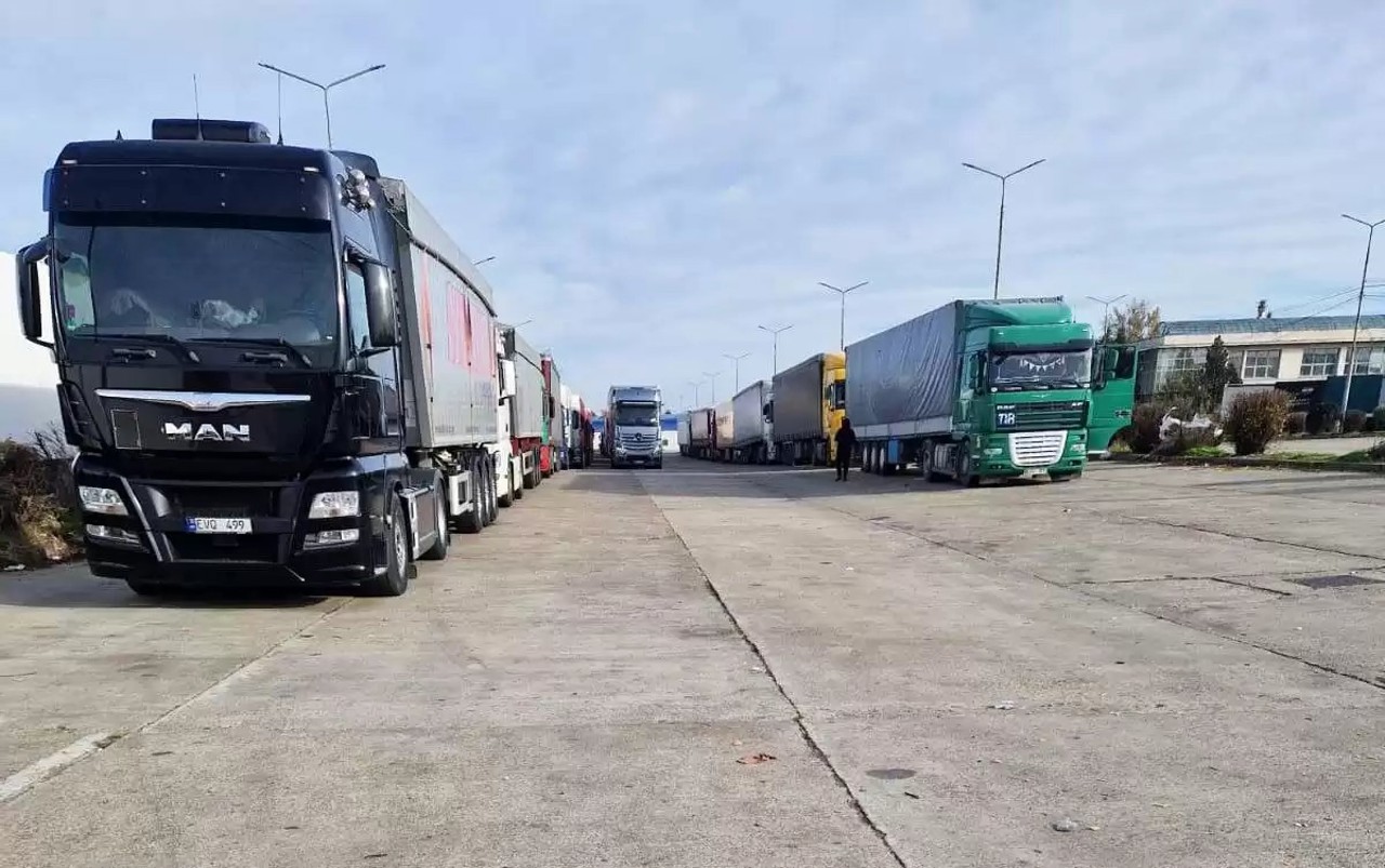 Camioane cu fructe moldovenești, blocate în vamă. Exportator: „Avem pierderi mari”