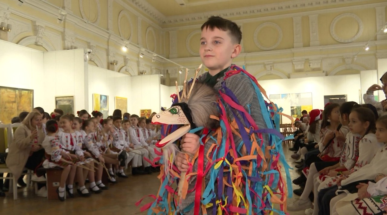 Carnaval: Zeci de copii din Chișinău și Drochia au cântat, au dansat și au primit daruri