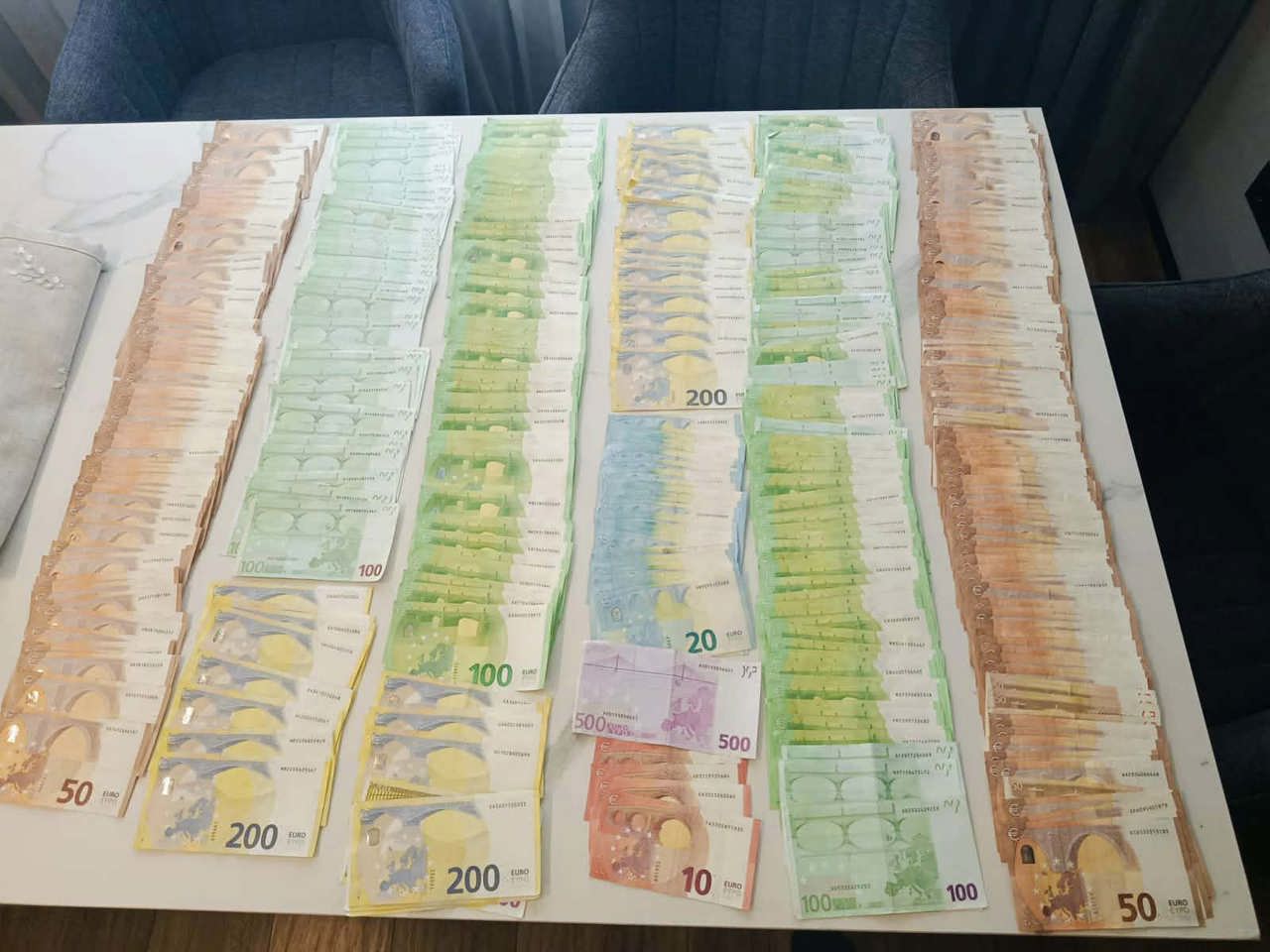 Zece persoane, reținute într-un dosar de trafic de influență în transporturi: Peste 120.000 de mii de euro au fost ridicați