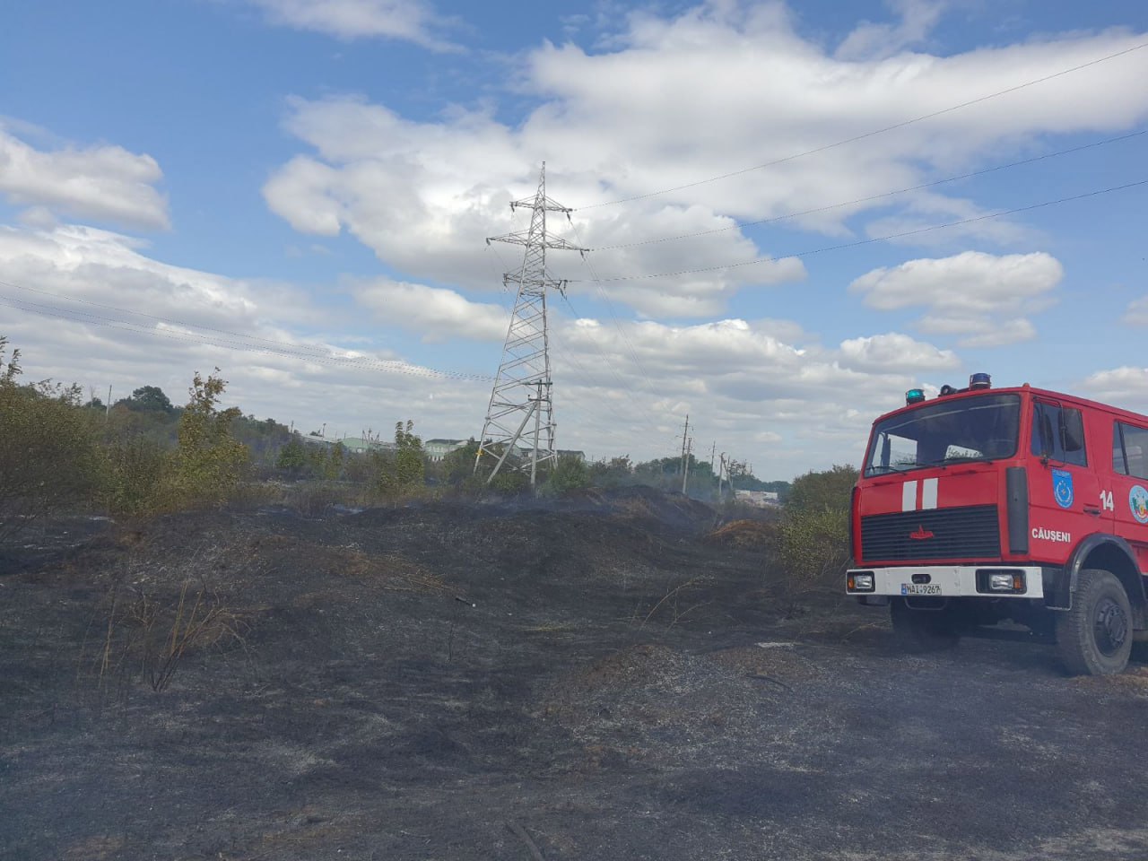 Două incendii de vegetație uscată au izbucnit la Căușeni. Șapte echipaje de pompieri, la fața locului